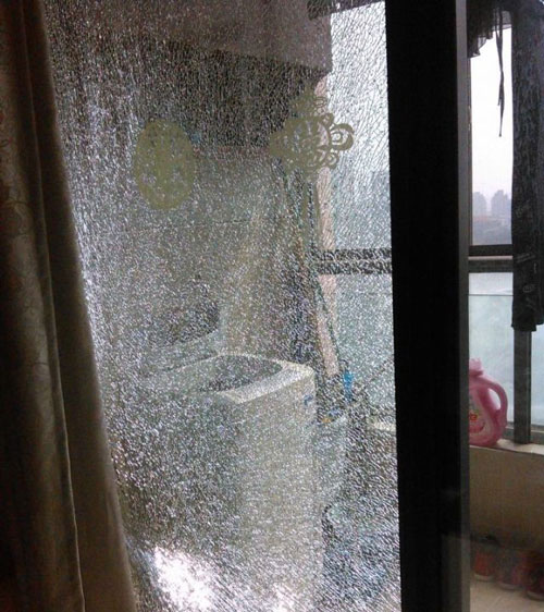 家里鋼化玻璃自爆了，應該怎么處理